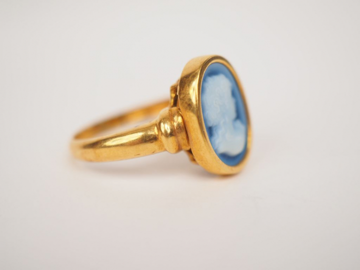 Bague en or jaune, ornée d'un camée figurant une jeune femme de profil