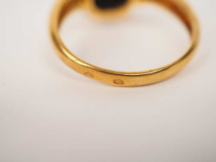 Bague en or jaune, ornée d'un camée figurant une jeune femme de profil