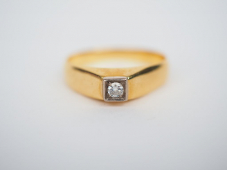 Vente aux enchères Bague en or jaune ornée d'un petit diamant. TDD. 51 Poids tel. 2,71 g