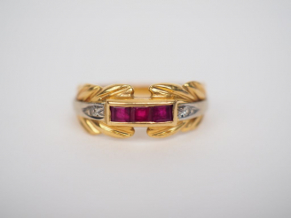 Vente aux enchères Bague en or jaune, à décor de feuillage, sertie de petits diamants et 