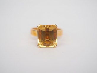 Vente aux enchères Bague en or jaune, sertie d'un quartz. TDD. 54 Poids tel. 5,54 g