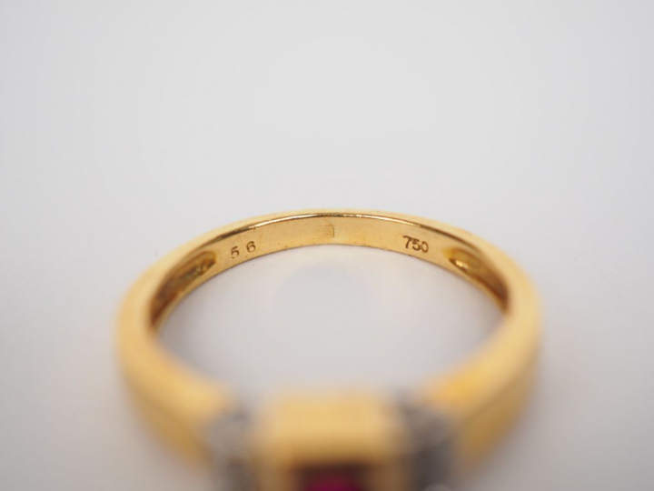 Petite bague pont en or jaune, ornée en son centre d'une pierre rose e