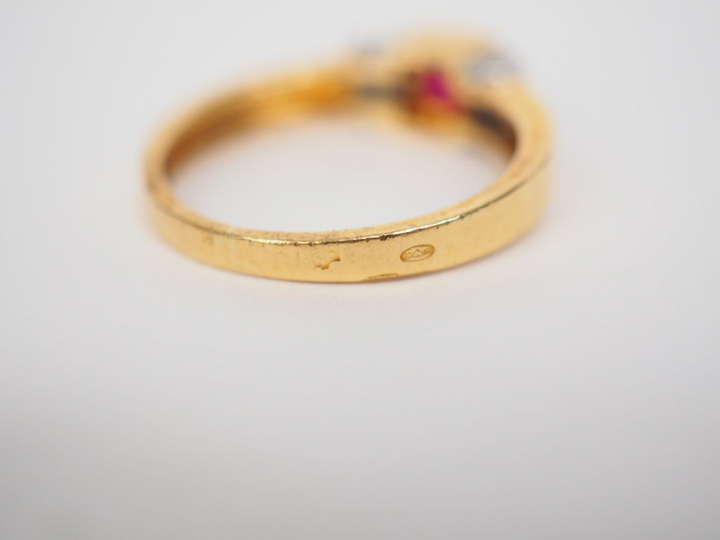Petite bague pont en or jaune, ornée en son centre d'une pierre rose e