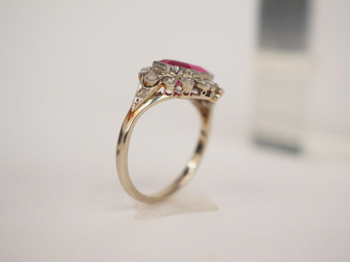 Bague de style 1930 en or blanc, sertie d'une pierre rose entourée de 