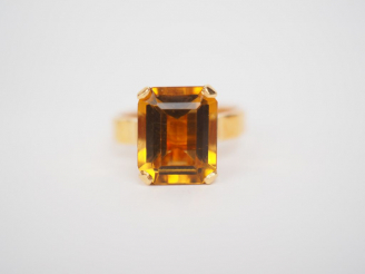 Vente aux enchères Bague en or jaune, sertie d'un quartz.  TDD. 53 Poids tel. 5,11 g