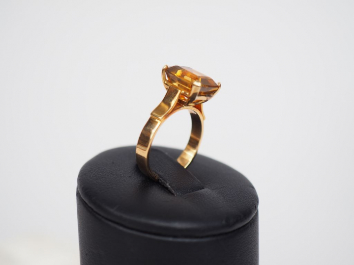 Bague en or jaune, sertie d'un quartz.  TDD. 53 Poids tel. 5,11 g