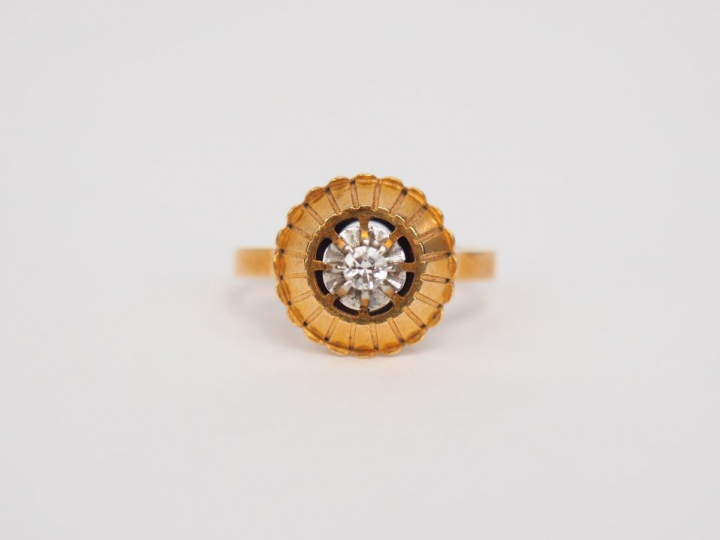 Bague en or jaune, ornée en son centre d'un petit diamant de 0,05 ct e