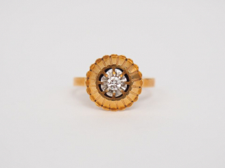 Vente aux enchères Bague en or jaune, ornée en son centre d'un petit diamant de 0,05 ct e