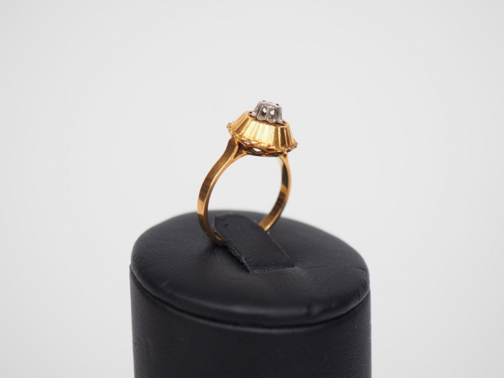 Bague en or jaune, ornée en son centre d'un petit diamant de 0,05 ct e