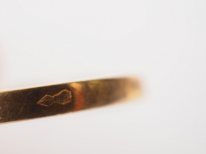 Bague en or jaune, ornée en son centre d'un petit diamant de 0,05 ct e