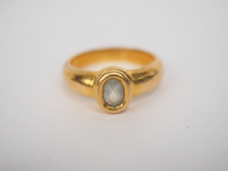 Vente aux enchères Bague en or jaune, ornée d'une pierre en serti clos.  TDD. 55 Poids te