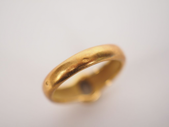 Bague en or jaune, ornée d'une pierre en serti clos.  TDD. 55 Poids te