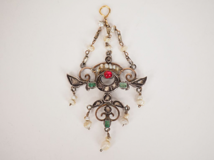 Pendentif en argent, perles, diamants taillés en rose et pierres de co