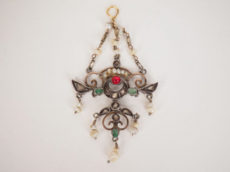 Vente aux enchères Pendentif en argent, perles, diamants taillés en rose et pierres de co