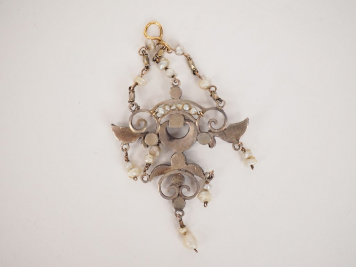 Pendentif en argent, perles, diamants taillés en rose et pierres de co