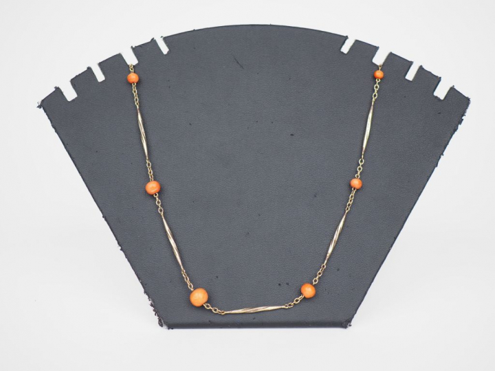 Collier en argent et perles de corail.  Poids tel. 5 g
