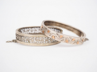 Vente aux enchères Deux différents bracelets d’enfant en argent. Poids. 19.48 g