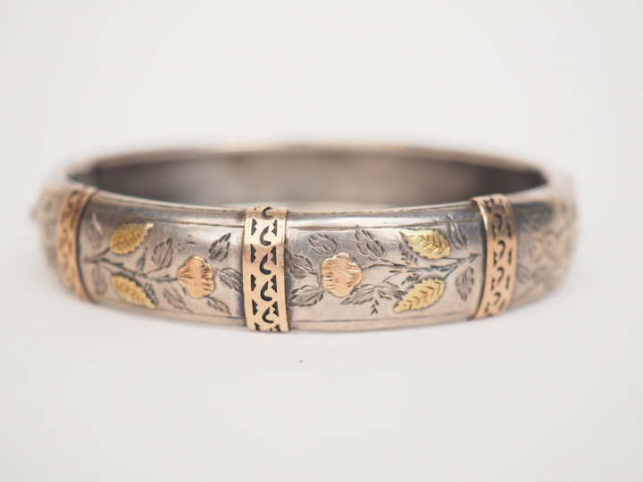 Bracelet en argent et vermeil, à décor de branchages fleuris.  Marqué 