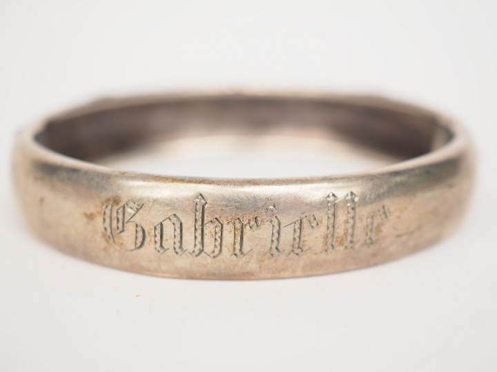 Bracelet en argent et vermeil, à décor de branchages fleuris.  Marqué 