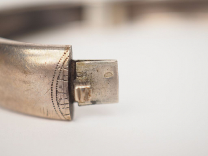 Bracelet en argent et vermeil, à décor de branchages fleuris.  Marqué 