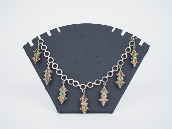 Collier en argent, orné de pendeloques à décor de pierres vertes en ca