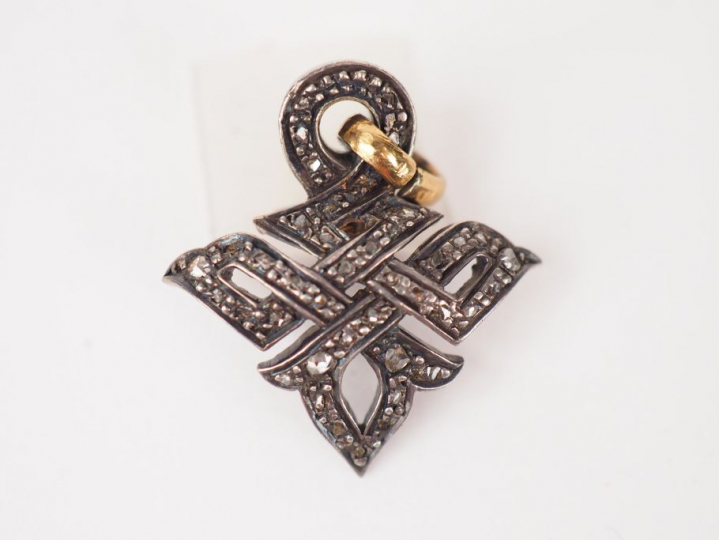 Pendentif en argent, serti de petits éclats de diamants. Poids tel. 3,