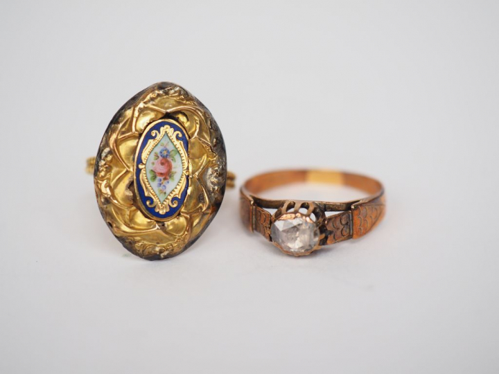 Ensemble comprenant :  - une bague en vermeil, ornée d'un diamant tail