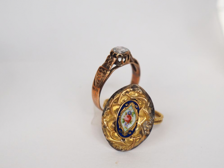 Ensemble comprenant :  - une bague en vermeil, ornée d'un diamant tail
