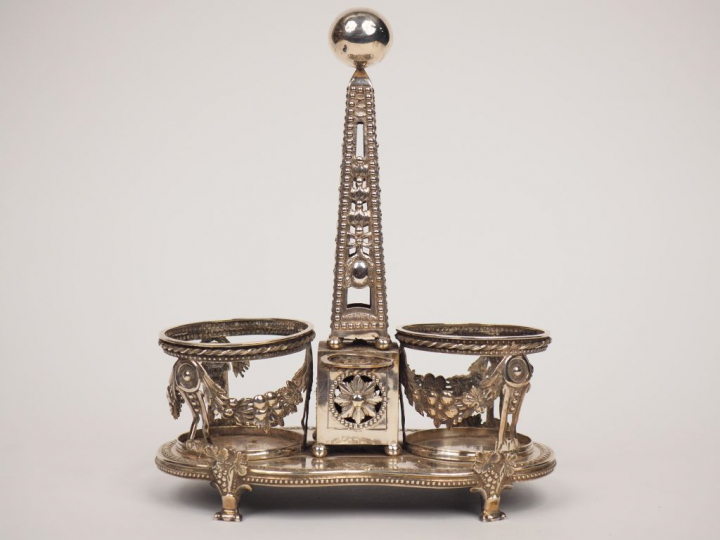 	Monture d’huilier Louis XVI en argent, à décor de guirlandes de fruit