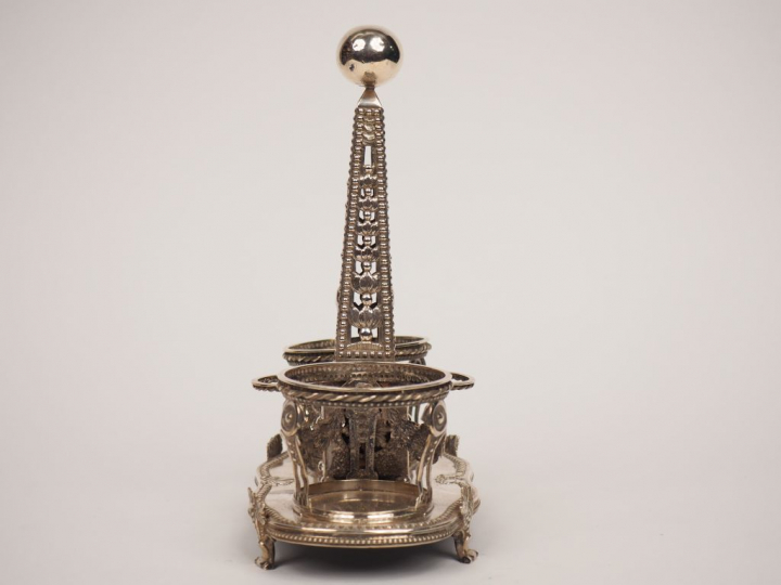 	Monture d’huilier Louis XVI en argent, à décor de guirlandes de fruit