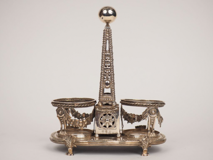 	Monture d’huilier Louis XVI en argent, à décor de guirlandes de fruit