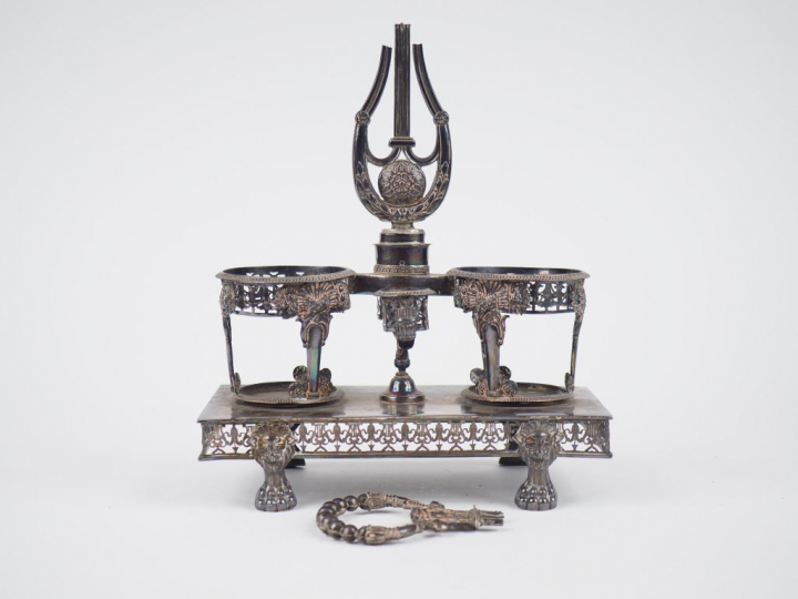 Monture d’huilier en argent, poinçon au Coq, à décor de cornes d'abond