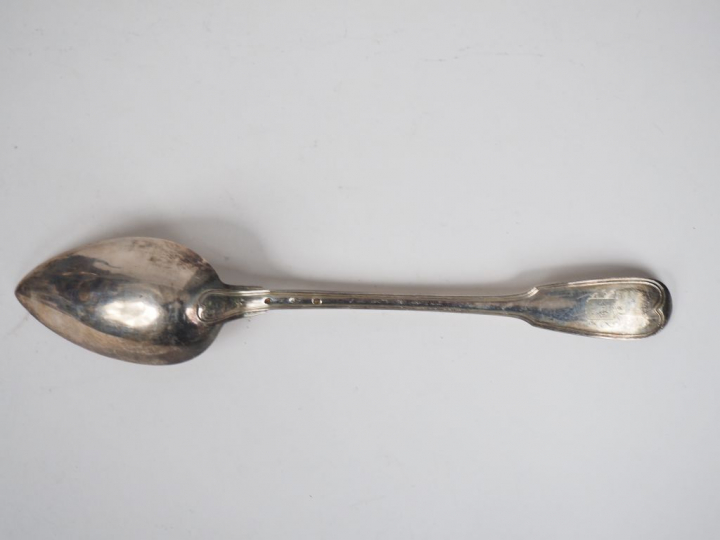 Cuillère à ragoût en argent, poinçon Vieillard, modèle à filet. Long. 