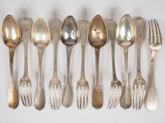 Vente aux enchères Ensemble comprenant :  - deux grands couverts en argent, poinçon Vieil