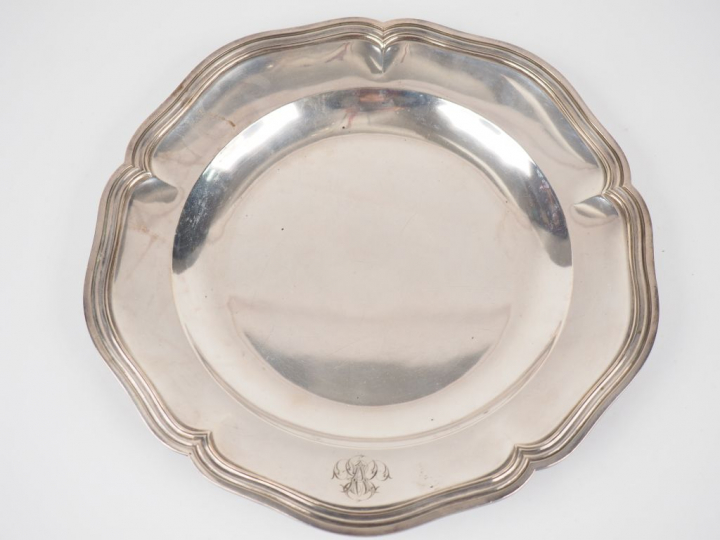 Plat de style Louis XV en argent, poinçon Minerve, modèle à filets. Mo