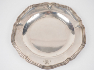 Vente aux enchères Plat de style Louis XV en argent, poinçon Minerve, modèle à filets. Mo