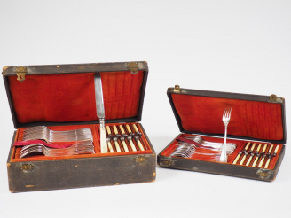 Vente aux enchères Ménagère en argent, poinçon Minerve, à décor de feuillage, fleurons et