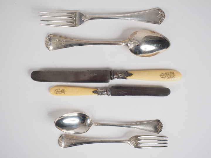 Ménagère en argent, poinçon Minerve, à décor de feuillage, fleurons et