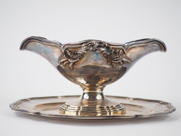 Saucière et son présentoir en argent, poinçon Minerve, anses feuillagé