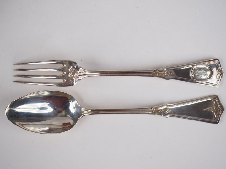 Douze couverts à entremets en argent, poinçon Minerve, modèle à cartou