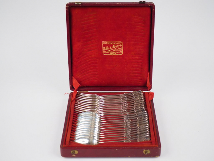 Douze couverts à entremets en argent, poinçon Minerve, modèle à cartou