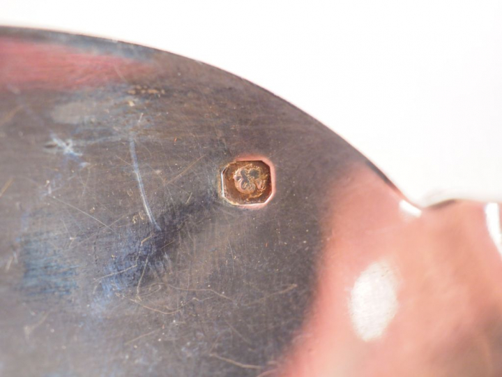 Douze couverts à entremets en argent, poinçon Minerve, modèle à cartou