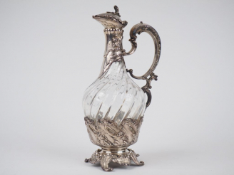 Vente aux enchères Aiguière de style rocaille en cristal et argent, poinçon Minerve, à dé