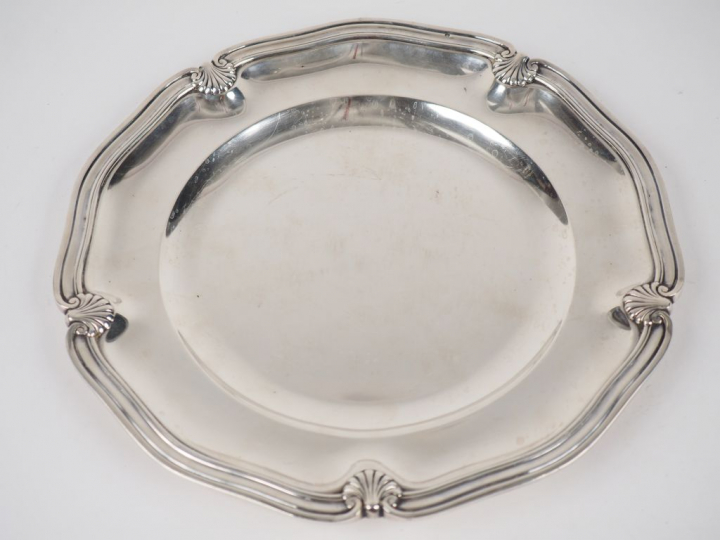 Plat de style Louis XV en argent, poinçon Minerve, modèle à filets et 