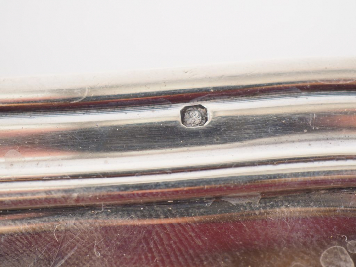 Plat de style Louis XV en argent, poinçon Minerve, modèle à filets et 