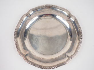 Vente aux enchères Plat rond de style Louis XVI en argent, poinçon Minerve, à décor de ti