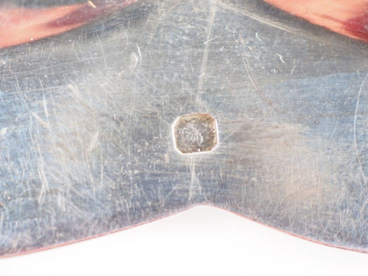 Plat rond de style Louis XVI en argent, poinçon Minerve, à décor de ti