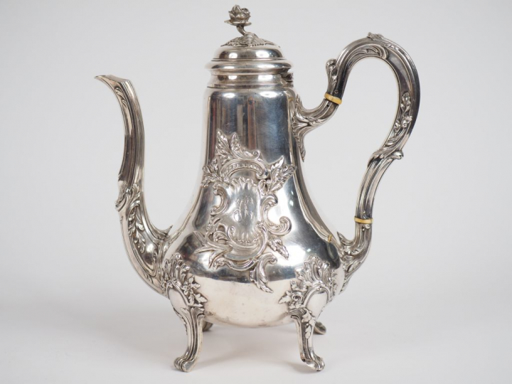 Théière de style rocaille en argent, poinçon Minerve, à décor de monog