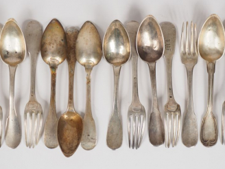 Vente aux enchères Ensemble comprenant :  - deux grands couverts et trois cuillères en ar