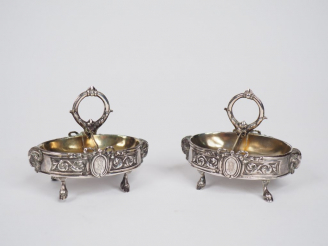 Vente aux enchères Paire de salerons doubles de style Louis XVI en argent et vermeil, poi